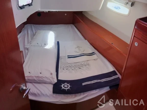 Oceanis 43 - Yacht Charter Sailica