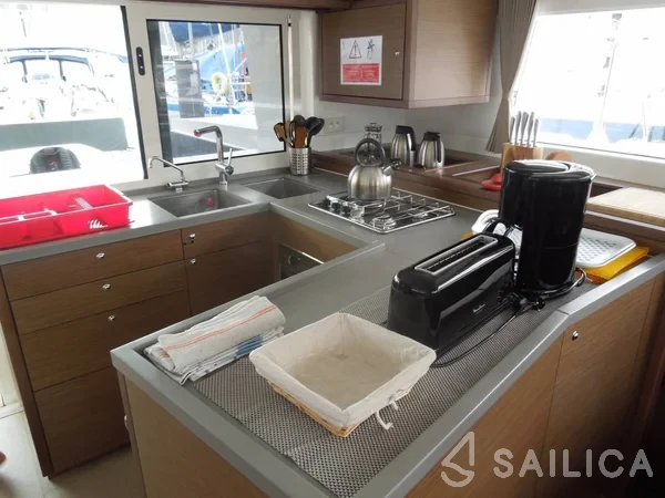 Lagoon 450 S - 4 + 2 cab. - Yacht Charter Sailica
