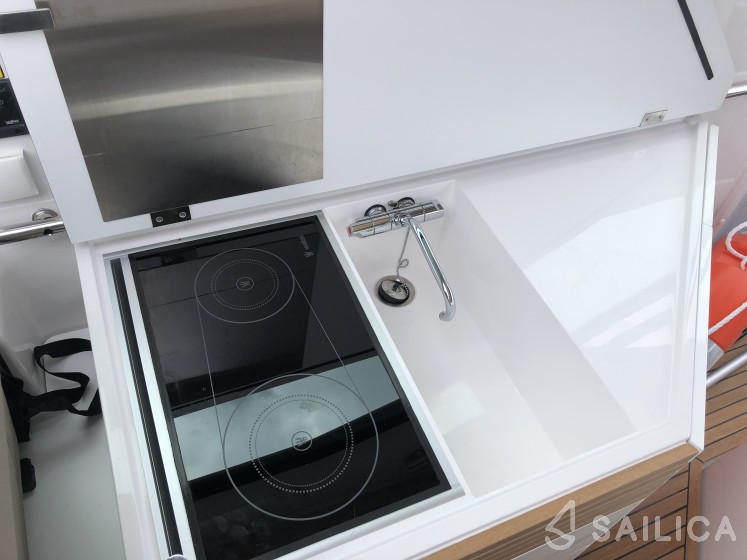 Flipper 900 ST - Yacht Charter Sailica