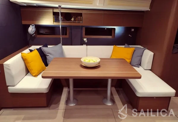 Oceanis 51.1 - Yacht Charter Sailica