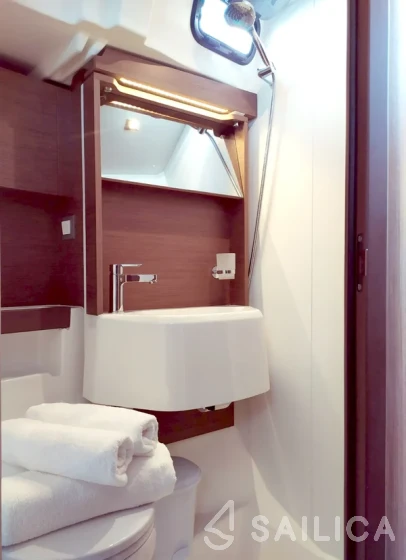 Oceanis 51.1 - Yacht Charter Sailica