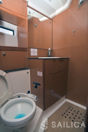 Bavaria Cruiser 56 - 5 + 1 cab. - Yacht Charter Sailica