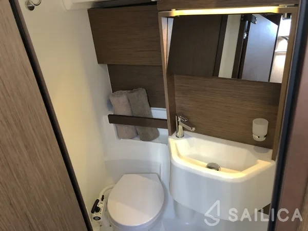 Oceanis 51.1 - Yacht Charter Sailica