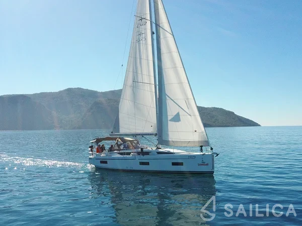 Bavaria C42 - Yacht Charter Sailica