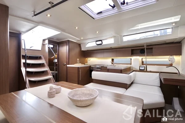 Oceanis 51.1 - Yacht Charter Sailica