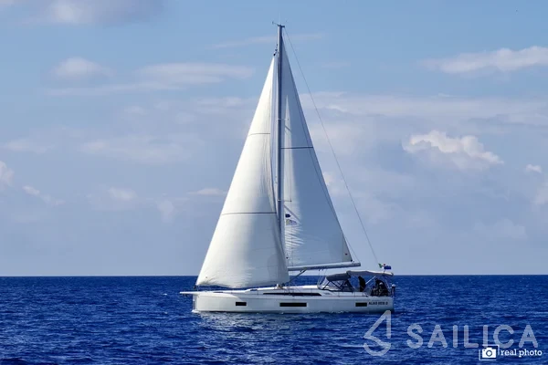 Oceanis 51.1 - Yacht Charter Sailica