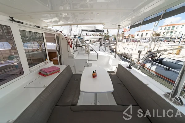 Lagoon 421 - Yacht Charter Sailica