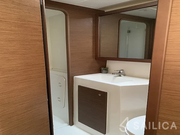 Lagoon 42 - Yacht Charter Sailica