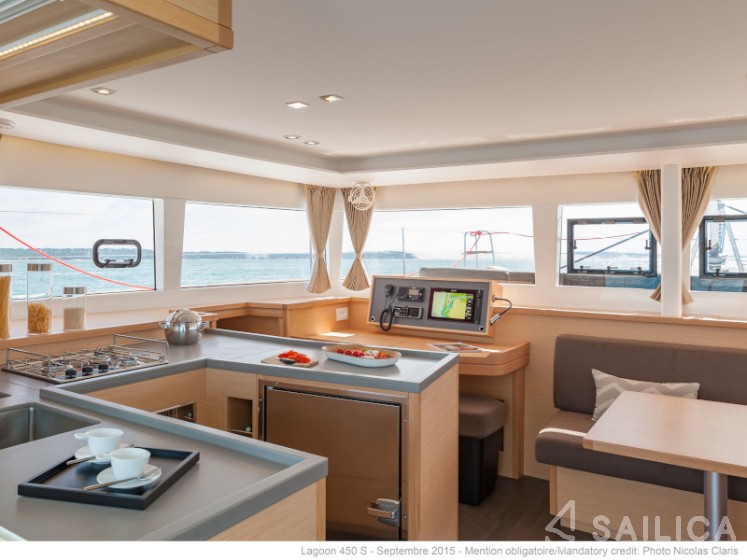 Lagoon 450  Flybridge - Yacht Charter Sailica