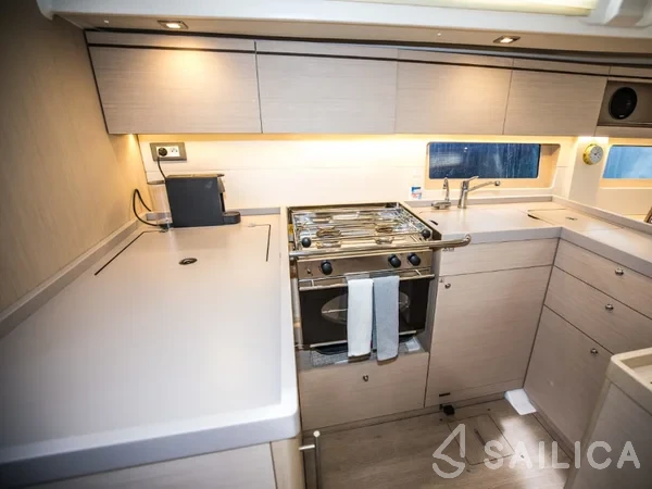 Oceanis 51.1 - Yacht Charter Sailica