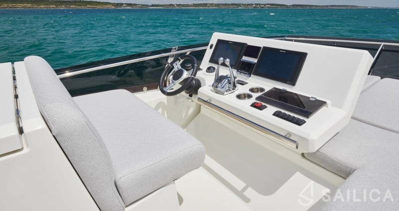 Prestige 590 Fly - Yacht Charter Sailica