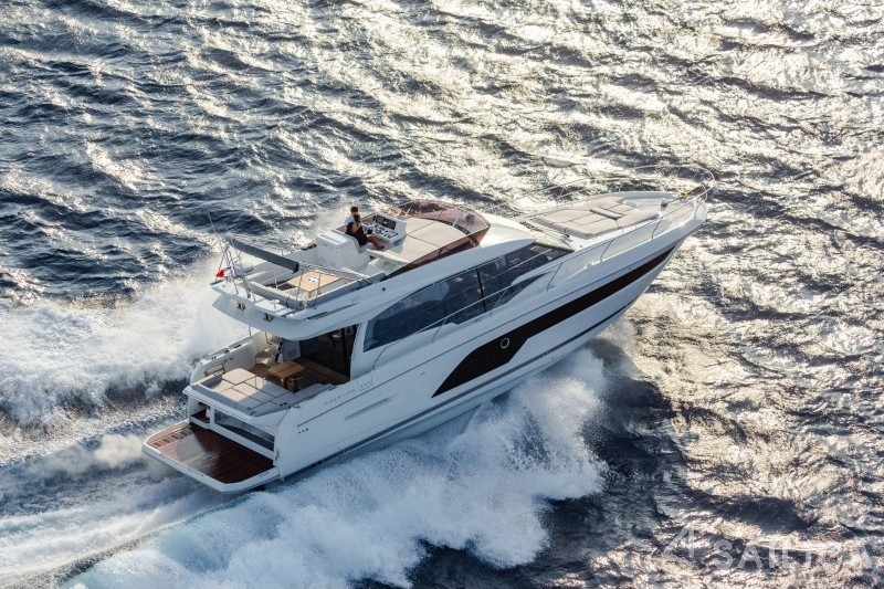 Prestige 590 Fly - Yacht Charter Sailica