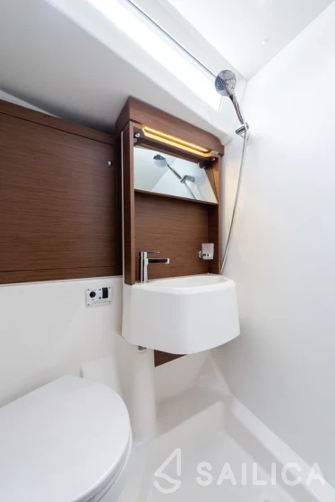 Oceanis 51.1 - Yacht Charter Sailica