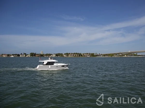 Swift Trawler 30 - Yacht Charter Sailica