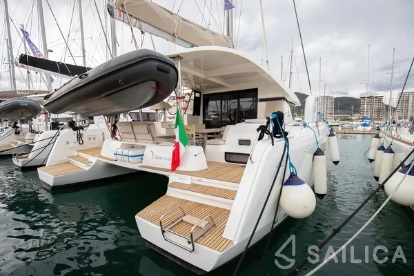 Lagoon 42 - Yacht Charter Sailica