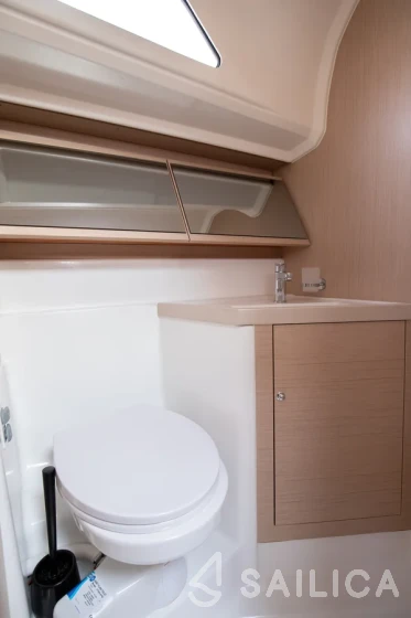 Oceanis 40.1 - Yacht Charter Sailica