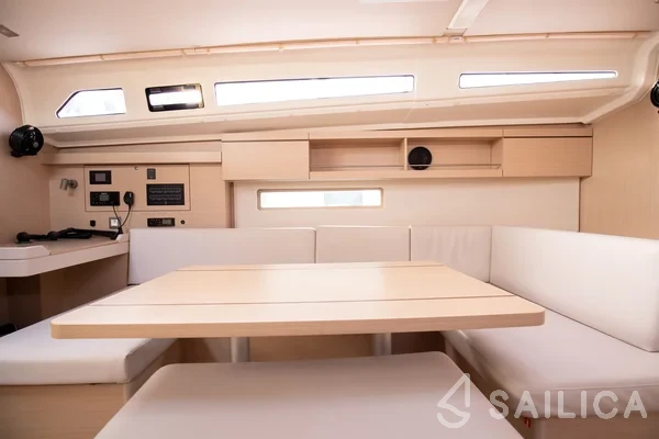 Oceanis 40.1 - Yacht Charter Sailica