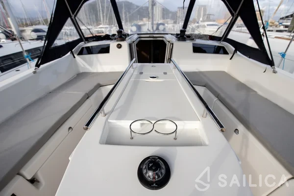 Oceanis 40.1 - Yacht Charter Sailica