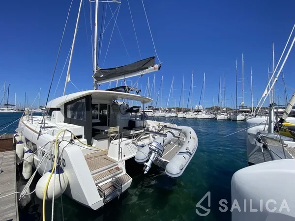 Lagoon 40 - Yacht Charter Sailica