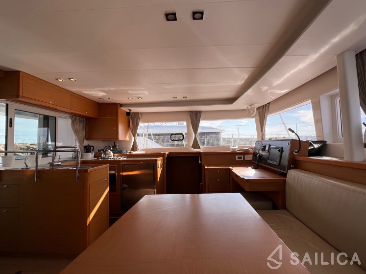 Lagoon 450  Flybridge - Yacht Charter Sailica