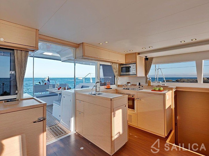 Lagoon 450  Flybridge - Yacht Charter Sailica