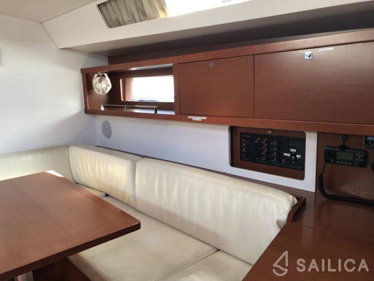 Oceanis 45 - Yacht Charter Sailica