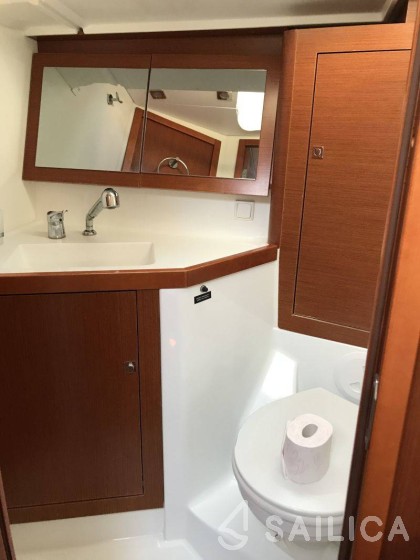 Oceanis 45 - Yacht Charter Sailica