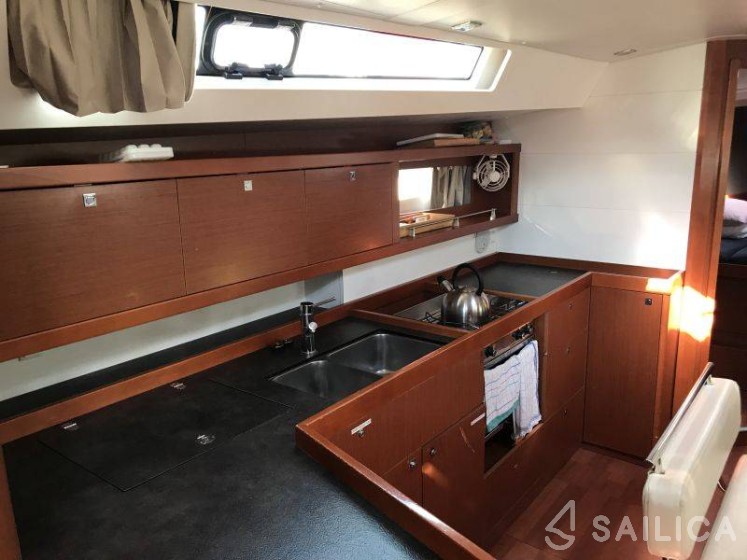 Oceanis 45 - Yacht Charter Sailica