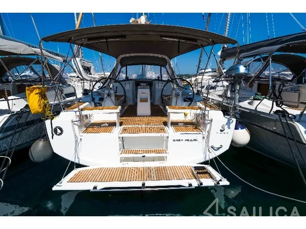 Oceanis 38 - Yacht Charter Sailica