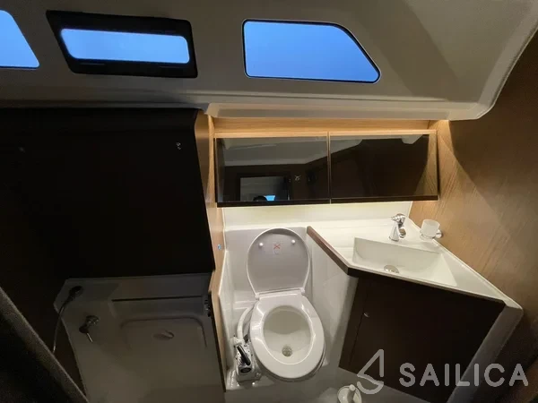 Oceanis 40.1 - Yacht Charter Sailica
