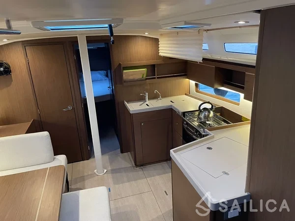 Oceanis 40.1 - Yacht Charter Sailica