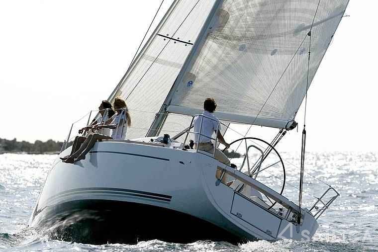 Dufour 34 - 2 cab. - Yacht Charter Sailica