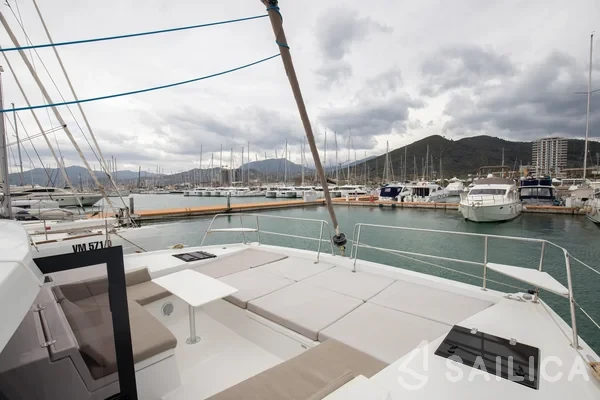 Bali 4.2 - Yacht Charter Sailica