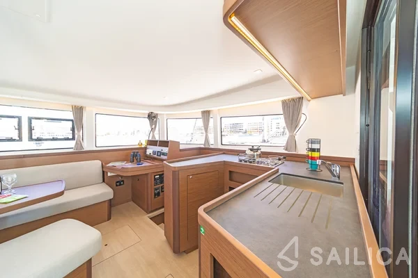 Lagoon 42 - Yacht Charter Sailica