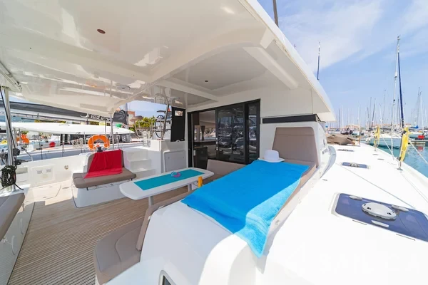 Lagoon 42 - Yacht Charter Sailica