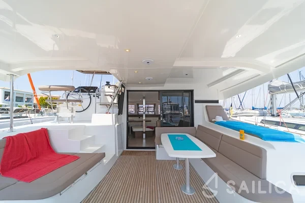 Lagoon 42 - Yacht Charter Sailica