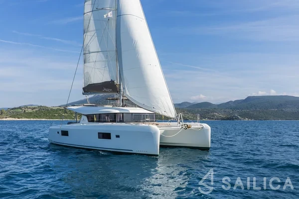 Lagoon 42 - Yacht Charter Sailica