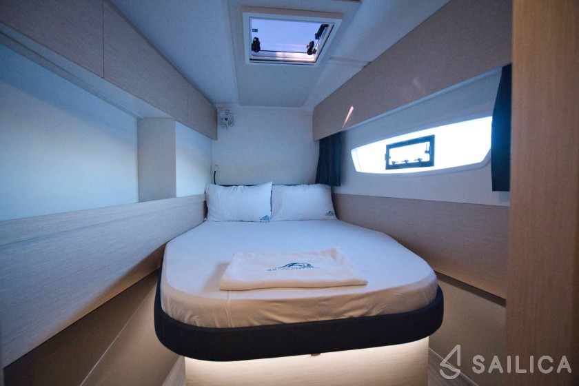 Astréa 42 - Yacht Charter Sailica