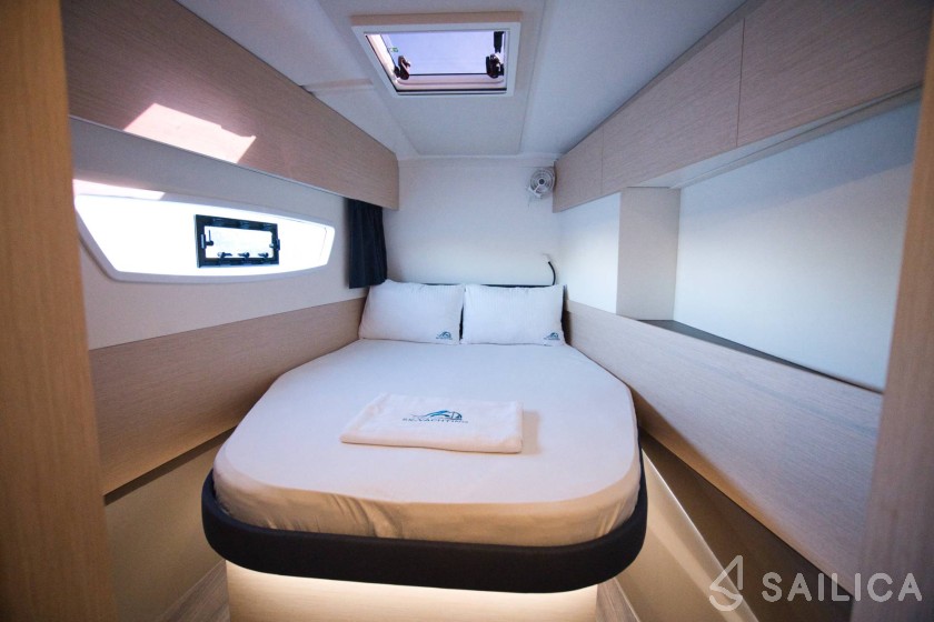 Astréa 42 - Yacht Charter Sailica