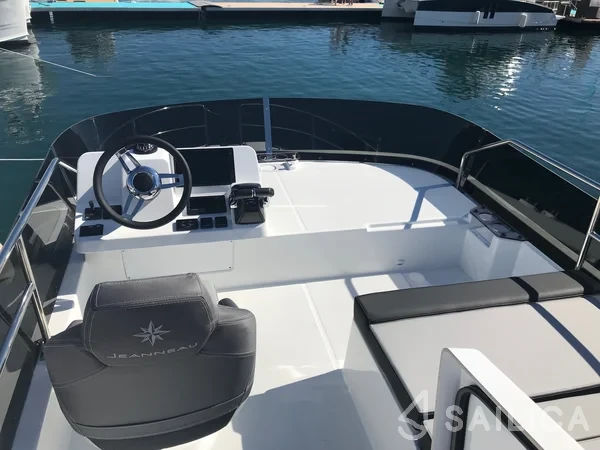 Merry Fisher 1095 FLY - Yacht Charter Sailica