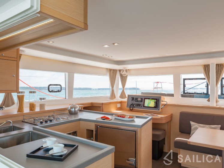 Lagoon 450  Flybridge - Yacht Charter Sailica