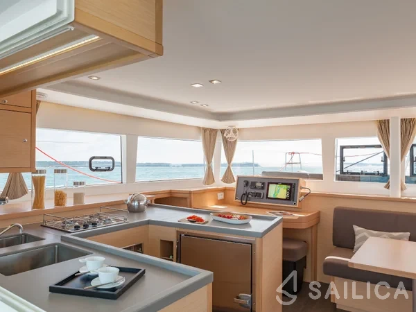 Lagoon 450  Flybridge - Yacht Charter Sailica