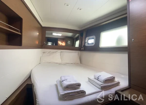Lagoon 450  Flybridge - Yacht Charter Sailica