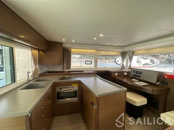 Lagoon 450  Flybridge - Yacht Charter Sailica