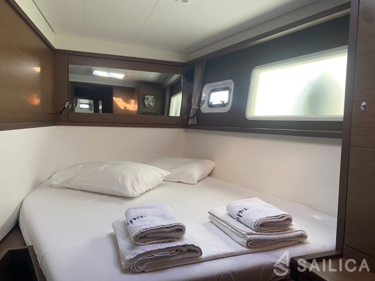 Lagoon 450  Flybridge - Yacht Charter Sailica