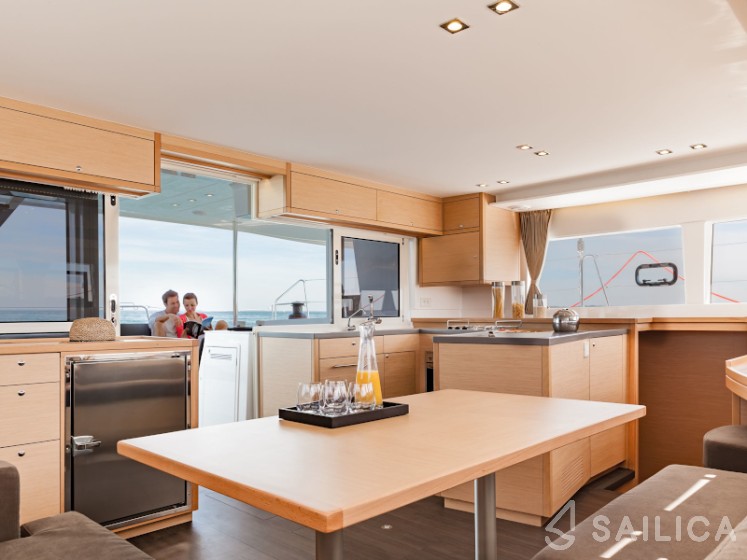 Lagoon 450  Flybridge - Yacht Charter Sailica