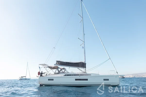Oceanis 40.1 - Yacht Charter Sailica