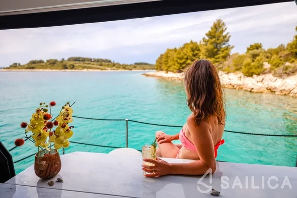 Galeon 640 Fly - Yacht Charter Sailica