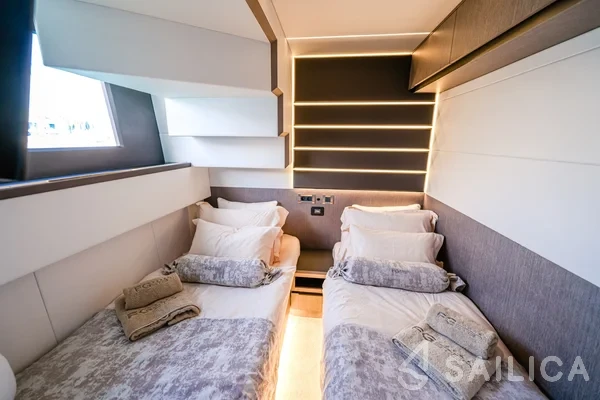 Galeon 640 Fly - Yacht Charter Sailica