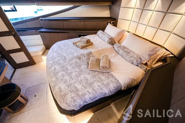 Galeon 640 Fly - Yacht Charter Sailica